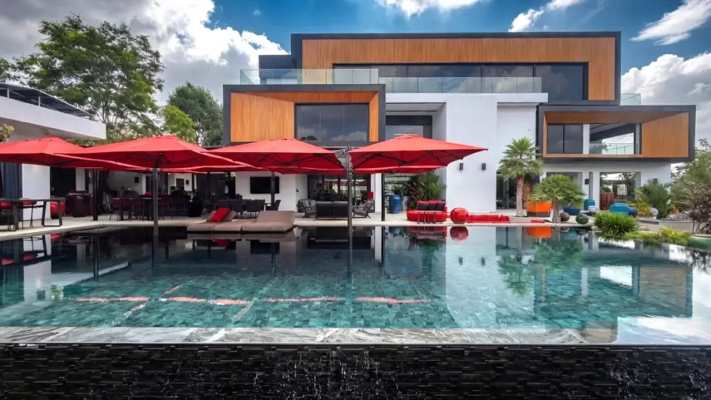 Luxury 3-storey modern pool villa with infinity pool and red umbrellas near Maprachan Lake, Pattaya