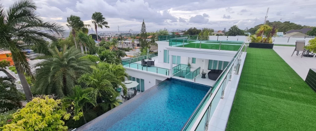 Spectacular rooftop infinity pool with panoramic city view in Pattaya – CSP Construction Image Title: Rooftop Infinity Pool & City Skyline – Siam Royal View